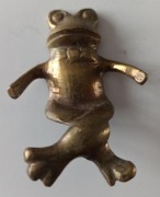 żabka żaba w pozycji siedzącej – figurka z mosiądzu 7 cm  do
