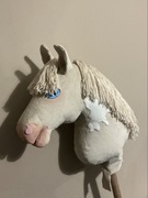 hobbyhorse kremowy cremello izabelowaty koń konik na kijku hobby horse