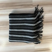 Szalik w paski czarno-biały z frędzlami