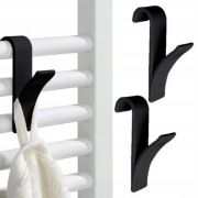 Dwa czarne haczyki na grzejnik