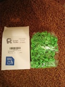 zestaw zielonych klipsów ogrodniczych do treningu roślin.