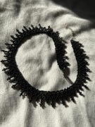 Krywulka, sylianka. Czarny naszyjnik z koralików