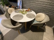 Zestaw do jadalni: stół z 4 krzesłami z JYSKa