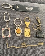 zestaw różnych breloków