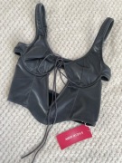 Nowy top z imitacji skóry z wiązaniem na dekolcie