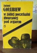 Antoni Gołubiew w żółtej poczekalni dworcowej