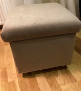 Szara pufa na kółkach ze schowkiem welur