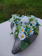 Urocza Kompozycja Kwiatowa w Betonowym Sercu z Misiem – Dekoracja na Pomnik