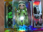 Lalka Jade Hunter z serii Rainbow High Winter Break, zielony strój, nowa