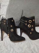 Botki zamszowe ozdobne metalowymi kółkami 