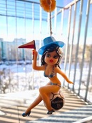 Maskotka do samochodu zawieszka do szyby  gumowa lalka FIAT POLONEZ 