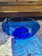 Misa z niebieskiego szkła w kształcie liścia. 