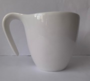 Kubek biały o pojemności ok 250 -300 ml.