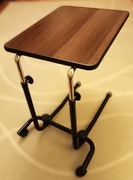 Stolik przyłóżkowy z dwoma kółkami i dwiema płozami pod niski tapczan