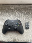Bezprzewodowy kontroler Xbox + dwie baterie AA na USB-C
