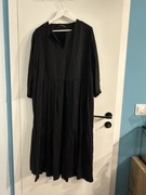 Czarna sukienka marki Reserved