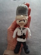 Brelok przywieszka inspirowany Kapitan Bomba na szydełku amigurumi handmane