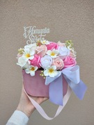 Flowerbox na Komunię Świętą – Różowa Torebka z Kwiatów Mydlanych