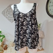 Bik Bok top L czarno-biały w kwiaty dekolt V przód tył luźny letni