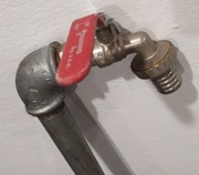 Kran i rura - studnia pompa woda ogród działka budowa