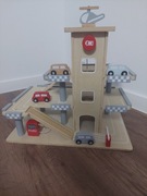 Drewniany parking trzypoziomowy z windą,samochodami i helikopterem. 