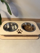 Drewniany stojak z miskami dla psów