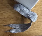 Szare, szerokie sznurówki