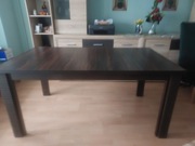 Solidny stół do jadalni.