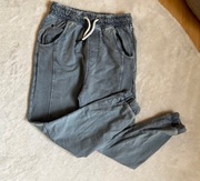 Reserved spodnie dresowe niebieskie wygodne modne jesień 134 9lat