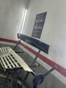 Fabryczna Lotka tylnej klapy bagażnika VW Touareg 2005r. Czarny metalic