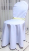 biały pokrowiec z szarfą na krzesło wesele komunia