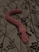 mały różowy wąż na szydełku pluszak maskotka amigurumi rękodzieło  