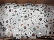 Wielki karton kilkaset monet w srodku do identyfikacji 