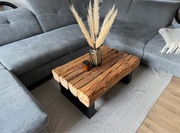 Rustykalna ława z litego drewna i stali – unikatowy stolik kawowy