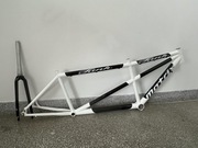 Nowa rama tandemowa z częściowym osprzętem 