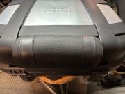 Duży kufer GIVI z płytą montażową.