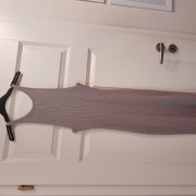 Sukienka H&M maxi prążkowana, minimalistyczna, nude/taupe