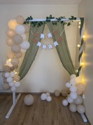 Napis na ściankę „Oh baby”.