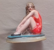 Figurka art deco - siedząca pływaczka z warkoczem. K.Pifan Częstochowa.