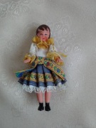 Lalka gumowa z czasów PRL w oryginalnym stroju ludowym - wysokość 11 cm