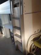 Antresola łóżko, komoda, biurko, regał i szafa UNO