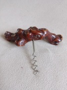 Stary korkociąg do wina z korzenia drzewa, vintage