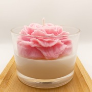 Ozdobna świeca sojowa w szkle - różowa piwonia.