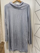 Sukienka dzianinowa z kapturem Tatuum M wiskoza