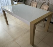 Efektowny stół 160x90 cm z litego drewna i szkła