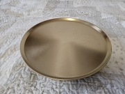 Dekoracyjna taca metalowa w kolorze złotym.