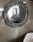 Lustro owalne w ozdobnej ramie