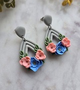 Kolczyki łezki z kwiatowym motywem w kolorze szarym z gliny polimerowej 