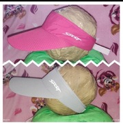 Zestaw czapek bejsbolówki z otworem na kucyk.