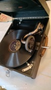 Patefon z lat 30 -tych działający - sprawny.